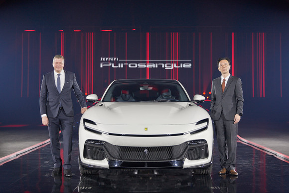 왼쪽부터 페라리 극동 및 중동 지역 디터 넥텔 총괄 지사장, FMK 페라리 브랜드 총괄 김진영 이사. ⓒ FMK