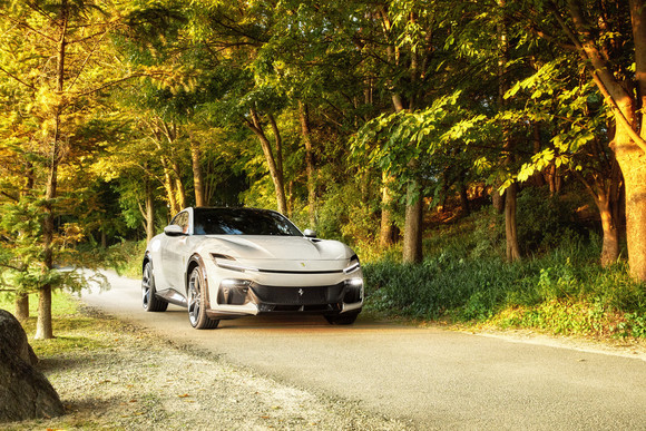 페라리 브랜드 75년 역사상 최초의 4도어 4인승 모델 푸로산게. ⓒ FMK