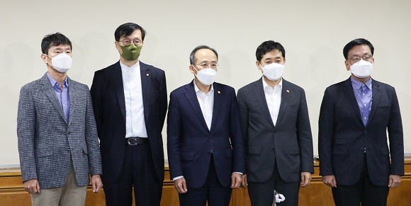 추경호 경제부총리는 23일 이창용 한국은행 총재·김주현 금융위원장·이복현 금융감독원장·최상목 대통령실 경제수석 등과 비상거시경제금융회의를 진행했다. ⓒ 한국은행