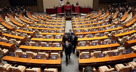 윤 대통령은 시정연설에서 경제 위기와 북한의 도발을 언급하며 "경제와 안보의 엄중한 상황을 극복해 나가기 위해서는 여야가 따로 있을 수 없다. 국회의 협력이 절실하다"고 강조했다. ⓒ 연합뉴스
