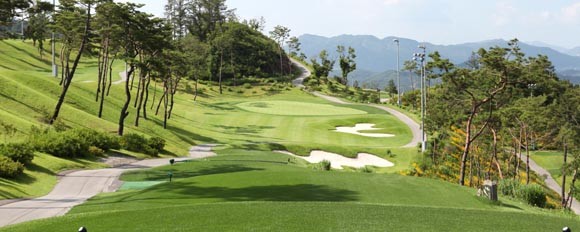 XGOLF에서는 2인 플레이 가능 골프장 아이콘을 별도 표시하고 있으며, 2인 라운드 투어 패키지를 별도 상품으로 소개하고 있다. ⓒ XGOLF