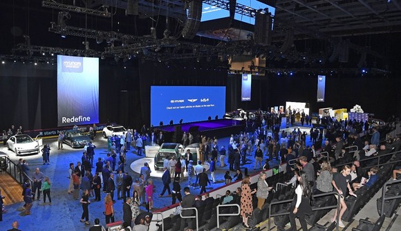 기공식 2부에 참여한 조지아 지역주민들이 전시 차량을 관람하는 등 행사를 즐기고 있다. ⓒ 현대자동차그룹