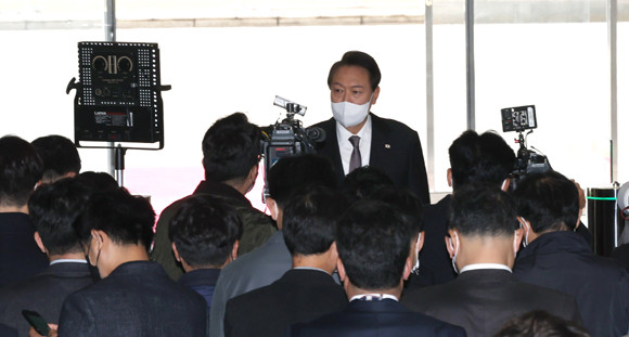윤 대통령은 법무부의 촉법소년의 연령 하향 발표에 대해 1차적으로 한 번 시행해 보는 것이라고 설명했다. ⓒ 연합뉴스
