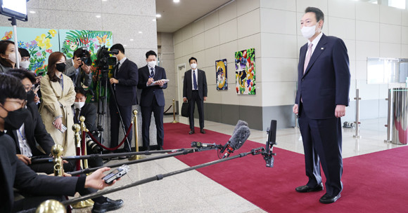 윤 대통령은 28일 용산 대통령실 출근길에 이날 진행하는 과학기술자문회의에 대해 언급하며, 우리나라의 수출 중요성을 강조했다. ⓒ 연합뉴스