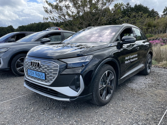 싱글프레임 전면 그릴은 널찍한 디자인으로 순수 전기 모델의 디자인 특징을 잘 보여준다. = 노병우 기자