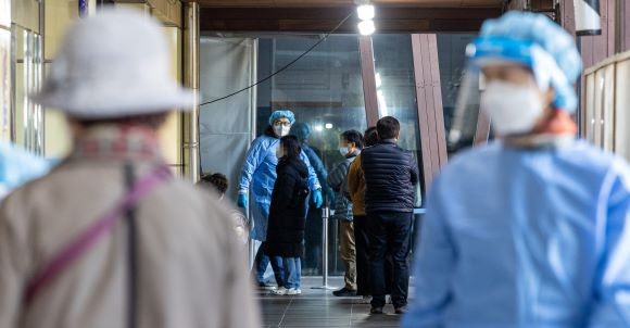 해외유입 코로나19 확진자 중 절반 이상이 검역단계를 넘어 지역사회에서 확인됐다. ⓒ 연합뉴스
