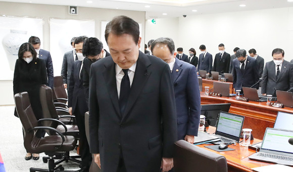 윤 대통령은 1일 국무회의 주재 전 이태원 참사 희생자들을 추모하는 묵념을 했다. ⓒ 연합뉴스