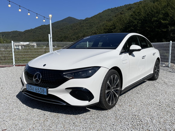 하나의 활처럼 보이는 원-보우(one-bow) 라인과 전면의 블랙 패널 라디에이터 그릴이 눈에 띈다. = 노병우 기자