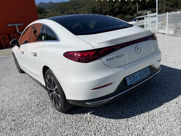 더 뉴 EQE는 진보적이고 스포티한 비지니스 세단의 외관을 갖췄다. = 노병우 기자