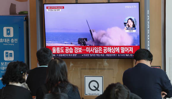 북한이 2일 동해상으로 발사한 미사일 3발 가운데 1발이 울릉도 방향에 떨어짐에 따라 공습경보를 발령했고, 대피 명령 및 공습 경보는 9시8분 해제됐다. ⓒ 연합뉴스