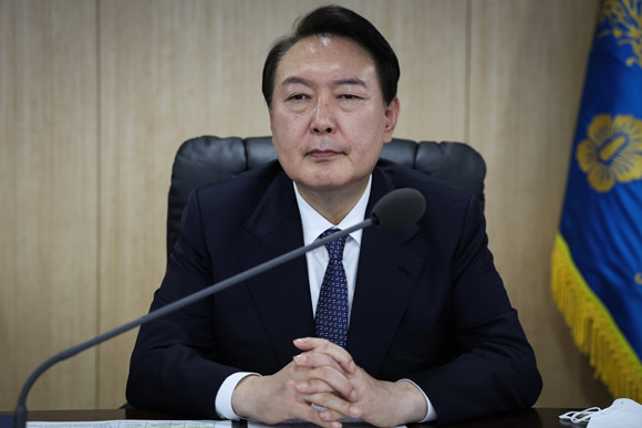 윤석열 대통령은 2일 북한의 탄도미사일 발사 도발에 대해 분명한 대가를 치르도록 엄정한 대응을 신속히 취하라고 지시했다. ⓒ 연합뉴스