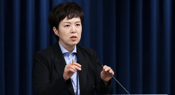 김은혜 대통령실 홍보수석은 9일 윤 대통령의 종교지도자와의 만남에 대한 브리핑에서 염 추기경의 말을 전하는 가운데 눈물을 보였다. ⓒ 연합뉴스