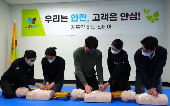진에어가 임직원을 대상으로 심폐소생술 등의 안전교육 시행하고 있는 모습. ⓒ 진에어