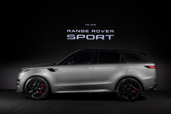 올 뉴 레인지로버 스포츠는 지난 5월 글로벌 프리미어 이후 국내에서 사전 계약 1,000대를 달성하며 뜨거운 관심을 받고 있다. ⓒ 재규어 랜드로버 코리아