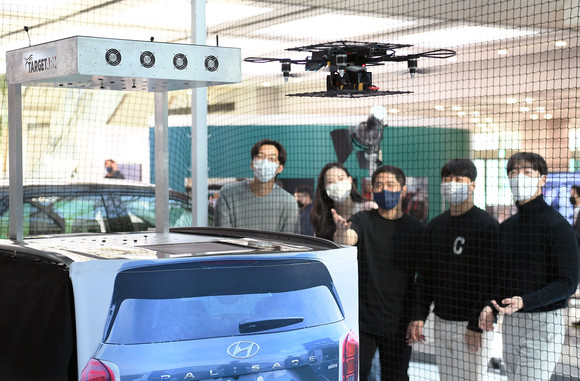 스타트업 타겟암(TargetArm)의 '이동 중인 차량에서의 드론 이륙 및 회수 시스템'에 대한 설명을 듣는 모습. ⓒ 현대자동차