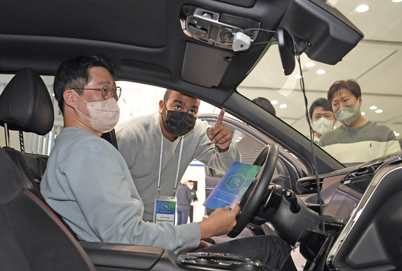 스타트업 스마트 오디오(Smart Audio)의 '주변 소음을 제거해 운전자의 목소리만 인식하는 사운드 솔루션'에 대한 설명을 듣는 모습. ⓒ 현대자동차