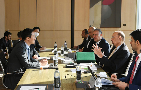 환담을 나누고 있는 정기선 HD현대 대표와 칼리드 알팔레 사우디 투자부 장관. ⓒ 현대중공업그룹