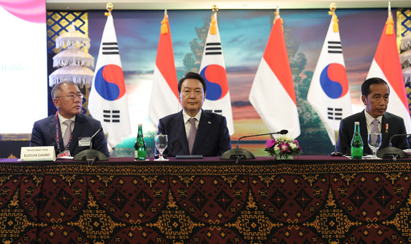 윤 대통령과 조코 위도도 인니 대통령이 한-인니 비즈니스 라운드테이블에서 양국 간 체결한 MOU 결과 발표를 듣고 있다. ⓒ 연합뉴스