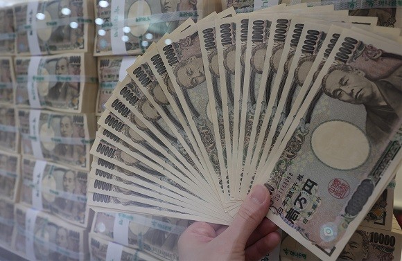 엔화 가치가 오르는 현상을 '엔고(円高)', 떨어질 경우 '엔저(円低)'라고 표현합니다. ⓒ 연합뉴스