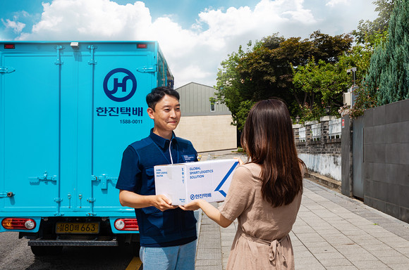 택배를 배송하는 한진택배 기사 모습. ⓒ 한진