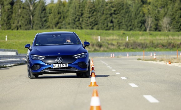 메르세데스-벤츠 안전 기술 센터(TFS)에서 테스트 중인 더 뉴 EQE. ⓒ 메르세데스-벤츠 코리아