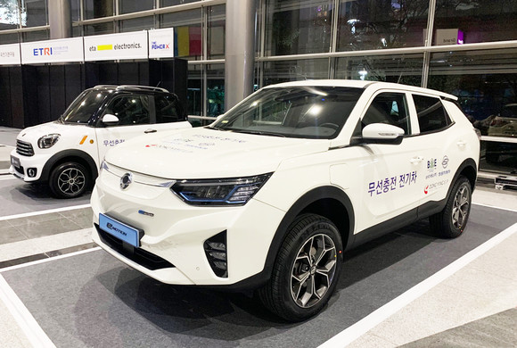쌍용차가 자신들의 첫 번째 전기SUV 코란도 이모션을 활용한 무선충전 플랫폼을 선보였다. ⓒ 쌍용자동차