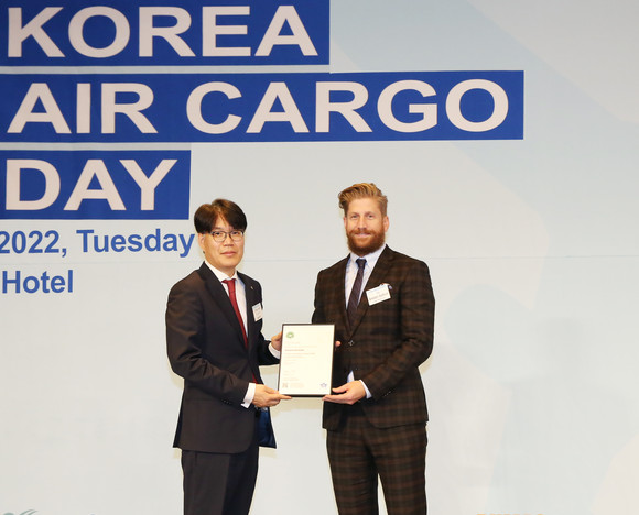 왼쪽부터 서봉원 아시아나항공 화물서비스팀장과 브렌던 설리번 IATA 화물부문총괄이 항공운송 인증 수여식에서 기념촬영을 하고 있다. ⓒ 아시아나항공