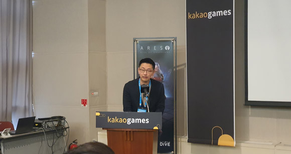 반 대표는 "장기적인 서비스를 위해서는 유저 간 인터랙션이 중요했다"며 "그래서 RPG와 MMORPG를 섞으려 노력했다"고 말했다. = 김경태 기자