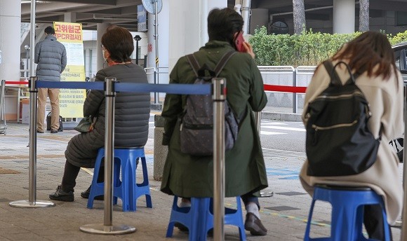 중앙방역대책본부에 따르면 23일 코로나19 신규 확진자 수는 7만324명이다. ⓒ 연합뉴스