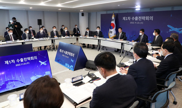 윤 대통령은 "우리 경제는 대외의존도가 세계에서 가장 높은 나라다"며 "수출이야말로 국민들의 일자리의 원천"이라고 강조했다. ⓒ 연합뉴스