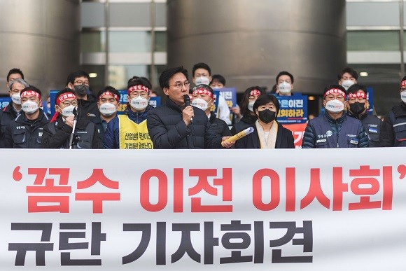 김민석 더불어민주당 의원이 기자회견에서 산업은행 부산 이전을 비판하고 있다. = 장민태 기자