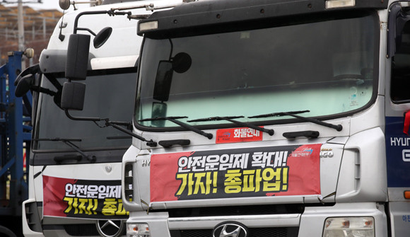윤 대통령은 화물연대 파업과 관련해 "절대 타협하지 않을 것"이라고 강조했다. ⓒ 연합뉴스