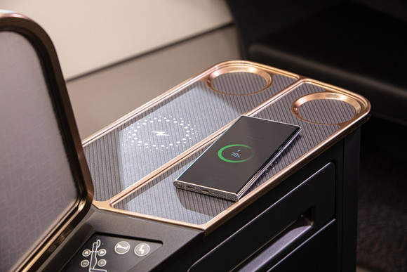 좌석의 팔걸이 부분에 휴대폰을 올려놓기만 하면 무선충전이 가능한 장치를 추가해 편안함을 극대화 했다. ⓒ 대한항공