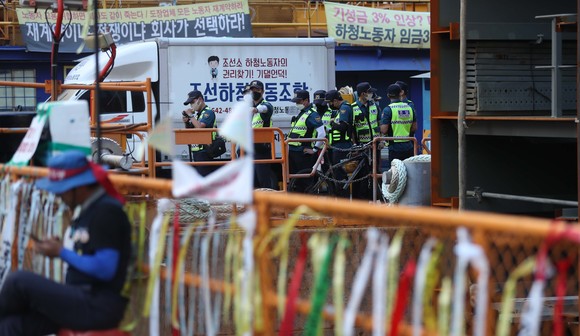 지난 7월 대우조선해양 옥포조선소 내 하청지회가 농성 중인 현장 주변으로 경찰이 이동하고 있는 모습. ⓒ 연합뉴스