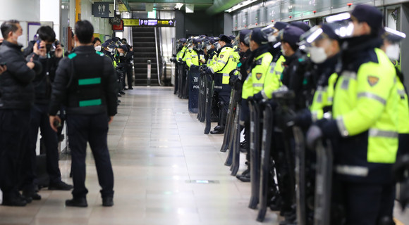 시위가 열린 서울 지하철 5호선 광화문역에 경찰 병력이 배치돼 있는 모습. ⓒ 연합뉴스