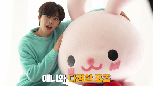임영웅의 메이킹 필름은 '애니팡 2·3·4' 등 각 게임 콘텐츠와 콘셉트에 맞춰 다양한 포즈를 취하고, 익살스러운 표정을 짓거나 애니 인형을 얼싸안는 등 다양한 모습이 담긴 영상이다. ⓒ 위메이드플레이