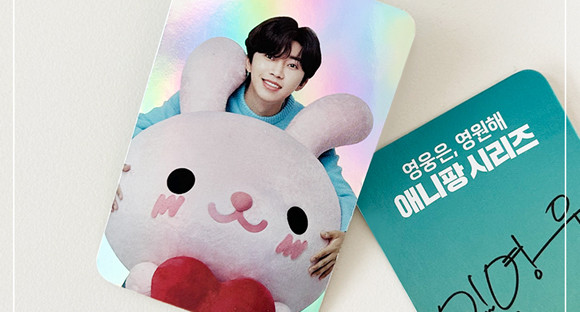 '애니팡 시리즈X임영웅' 포토카드는 애니팡 페스타 사전 예약 참가자들에게 증정하는 카드 2종 중 1종으로 프리즘 효과의 은은한 광택과 무지개 빛이 애니를 안고 있는 임영웅을 감싸는 방식으로 제작됐다. ⓒ 위메이드플레이