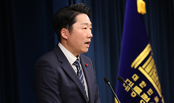이재명 부대변인은 12일 용산 브리핑룸에서 윤 대통령과 한 총리의 주례회동에 대해 브리핑했다. ⓒ 연합뉴스