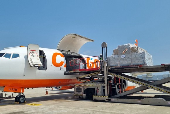 CJ대한통운의 초국경 택배 상품이 해외 발송을 위해 화물항공기에 실리고 있다. ⓒ CJ대한통운