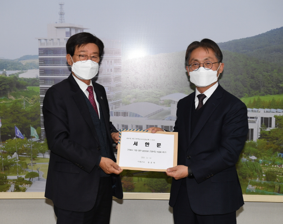 정종복 기장군수는 14일 한국전력공사 남부건설본부장을 만나, '154kv 기장-장안 송전선로 건설사업 지중화 촉구' 서한을 전달하고 있다. ⓒ 기장군