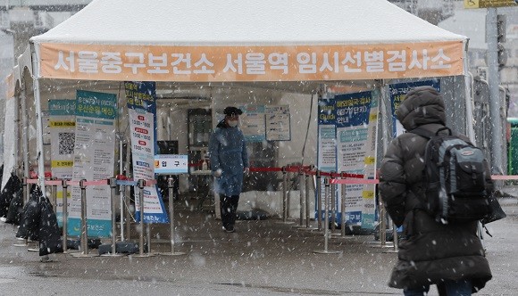 중앙방역대책본부에 따르면 16일 코로나19 신규 확진자는 6만6953명이다. ⓒ 연합뉴스