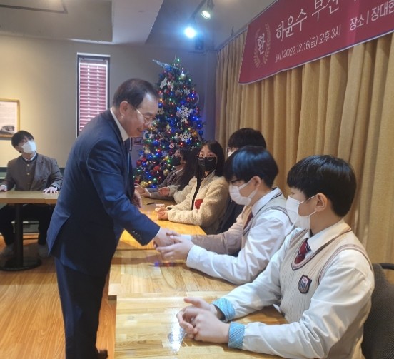 하윤수 부산광역시교육감이 16일 오후 2시 강서구 장대현학교를 방문해 학생들과 인사 나누는 모습. Ⓒ 부산시교육청