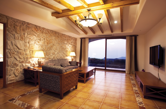 라헨느CC 골프텔 거실 전경 객실타입은 지중해풍과, 유러피언풍 두 종류가 있다. ⓒ 라헨느CC