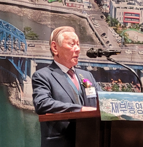 장복만 동원개발 그룹 회장이 격려사를 하고 있다. = 서경수 기자