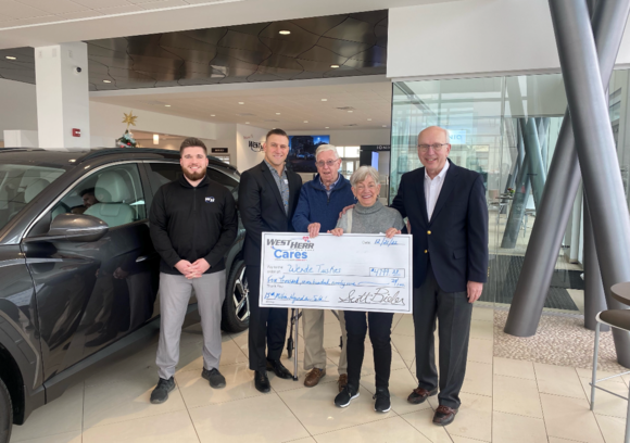 1500만 번째 신차를 고객(사진 왼쪽 3번째, 4번째)에게 인도하고 있는 모습. ⓒ 현대자동차