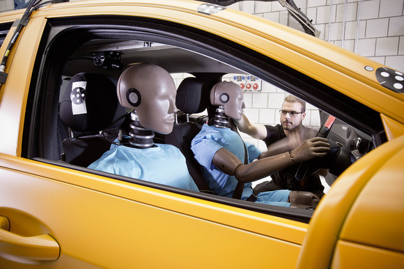 프리-세이프를 시험 중인 연구원의 모습. ⓒ ⓒ 메르세데스-벤츠 코리아