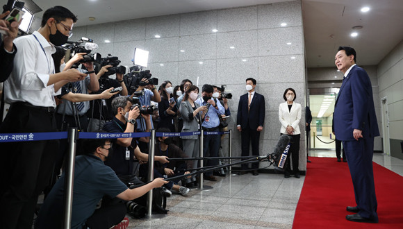 윤 대통령은 항상 소통하겠다는 의지를 실천하기 위해 용산으로 집무실을 이전한 뒤 약식 기자회견인 '도어스테핑'을 진행했다. ⓒ 연합뉴스