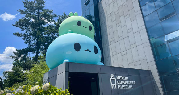 넥슨컴퓨터박물관에 전시된 메이플스토리 아트벌룬 및 크리스마스N박물관 이벤트. ⓒ 넥슨