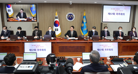 윤 대통령은 27일 국무회의에서 특별사면·감형·복권에 관한 안전을 상정하고, 각계의 의견을 수렴해 신중하게 사면 대상과 범위를 결정했다. ⓒ 연합뉴스