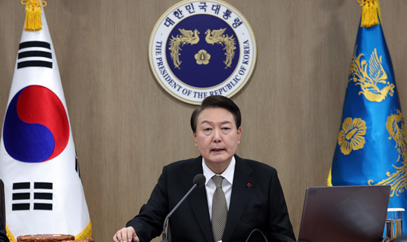 윤 대통령은 국무회의에서 계속된 한파와 포설에 정부와 지역사회가 힘을 합쳐 사각지대가 없도록 촘촘히 살피고, 더욱 두텁게 배려해야 한다고 했다. ⓒ 연합뉴스